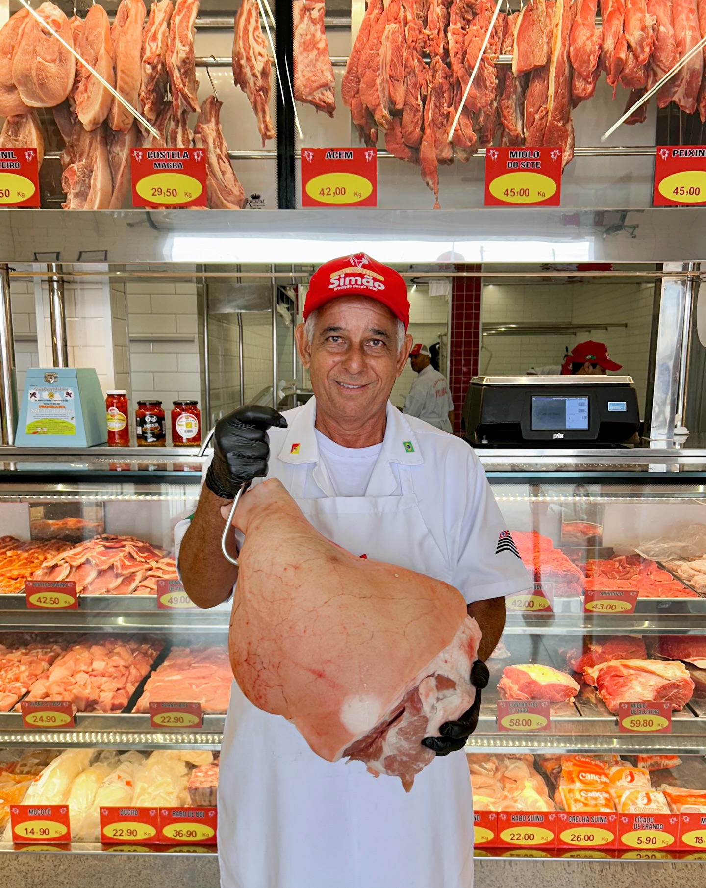 Açougueiro profissional da Casa de Carnes Simão